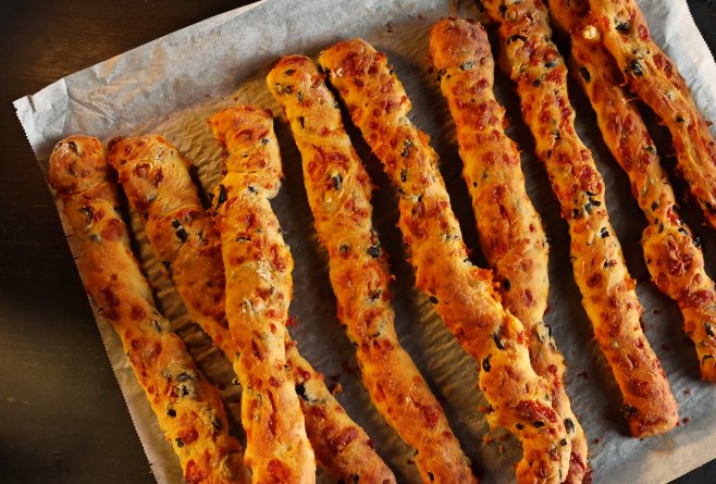 Grisine cu cheddar și măsline - gustarea perfectă