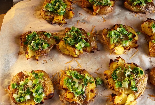 Cartofi zdrobiți, cu mujdei de usturoi verde - Rețeta simplă și savuroasă