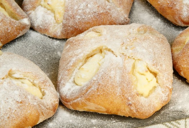Poale-n brâu moldovenești - Rețeta tradițională cu aluat pufos și brânză dulce