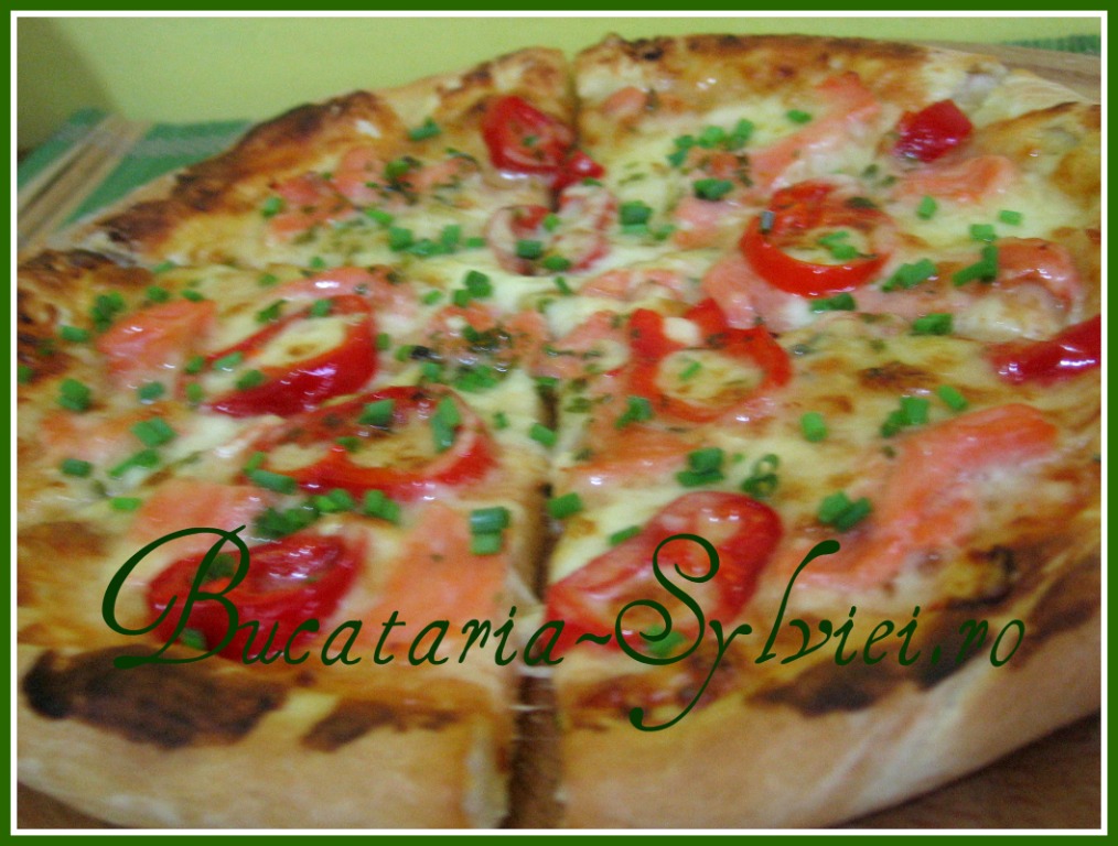 Pizza cu somon afumat