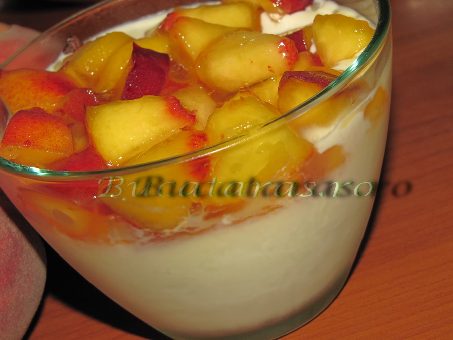 Panna cotta cu piersici