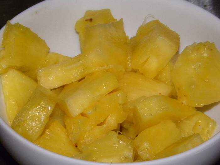 Salata de somon cu ananas si legume