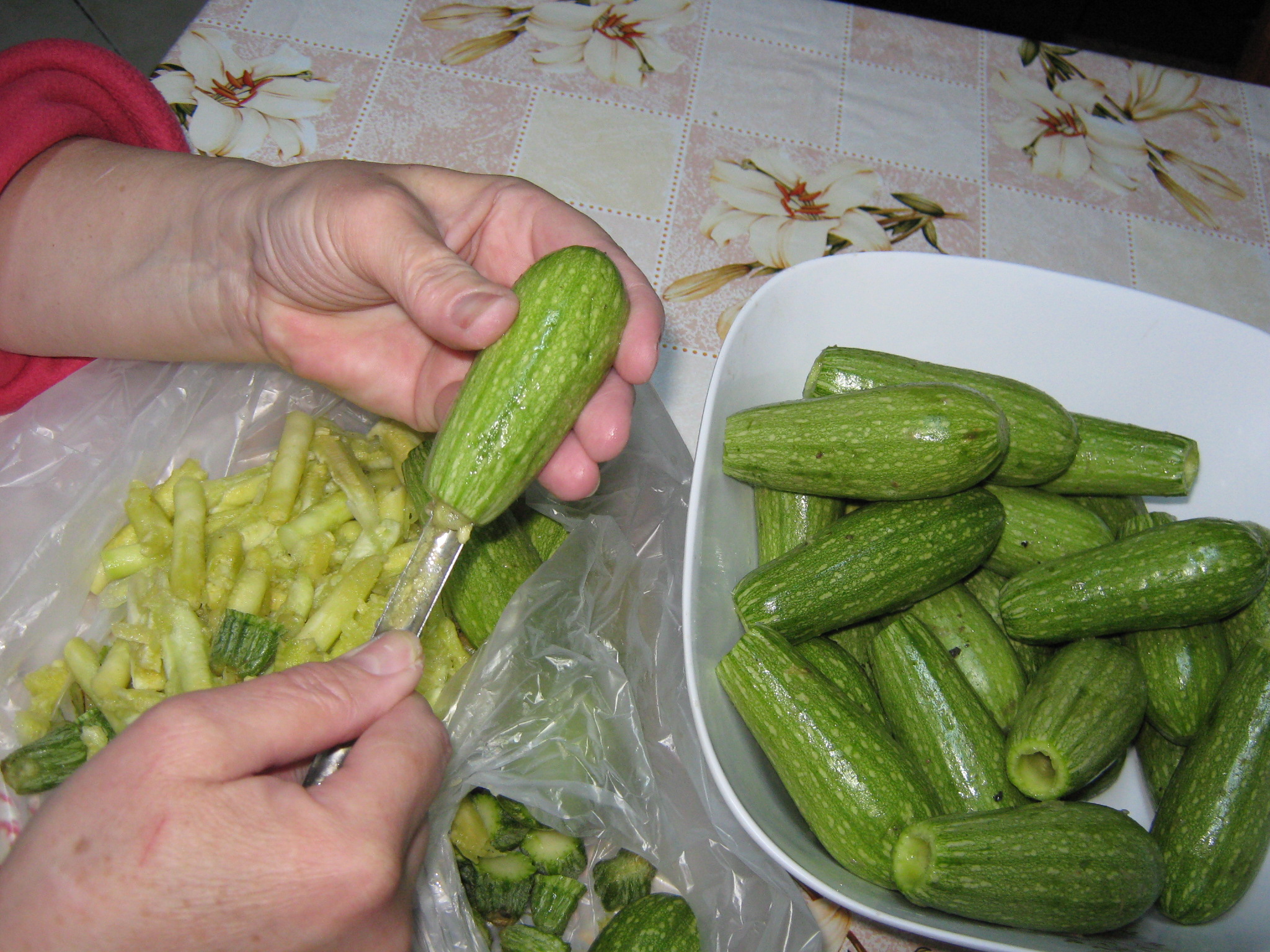 Dovlecei zucchini umpluti cu carne de vita in supa de iaurt cu garnitura de orez