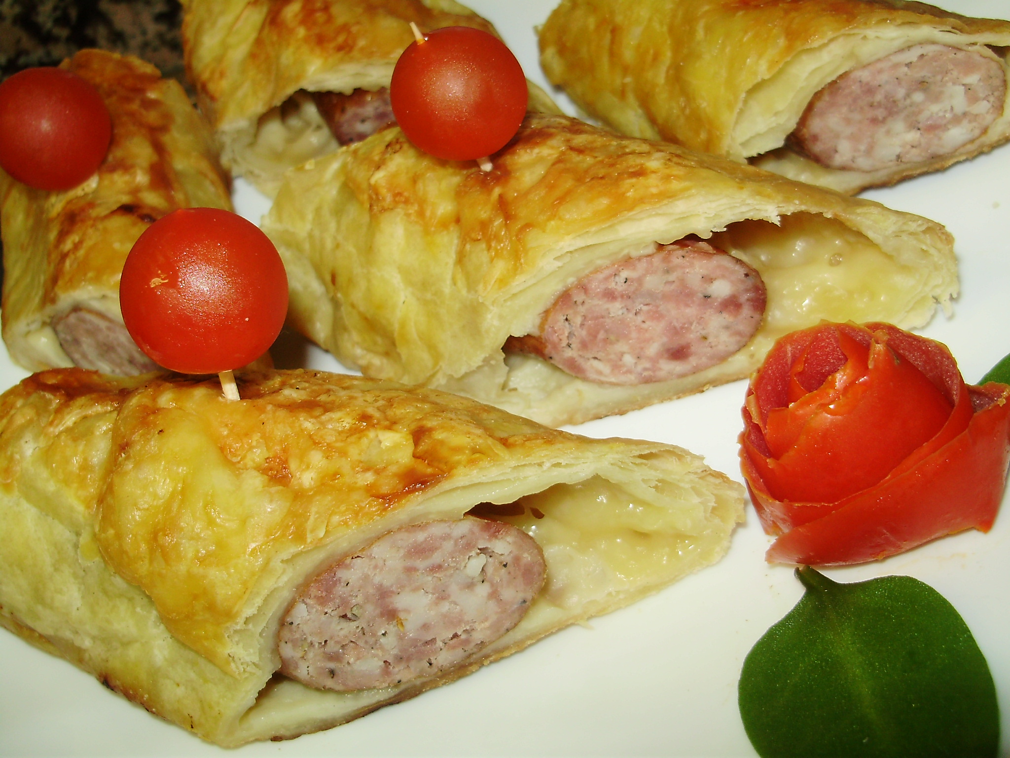 Aperitiv cu carnat in foietaj