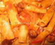 Rigatoni cu carnaciori si suc de rosii-3