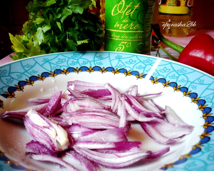 Salata endivia cu porumb, ardei si masline