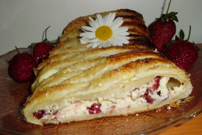 Strudel cu branza de vaci si merisoare