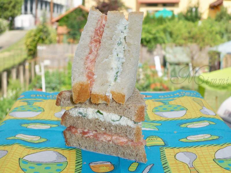 Sandwich cu somon fumee si branza