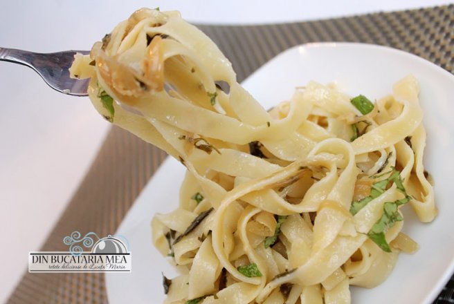 Tagliatelle cu ceapa caramelizata si mustar