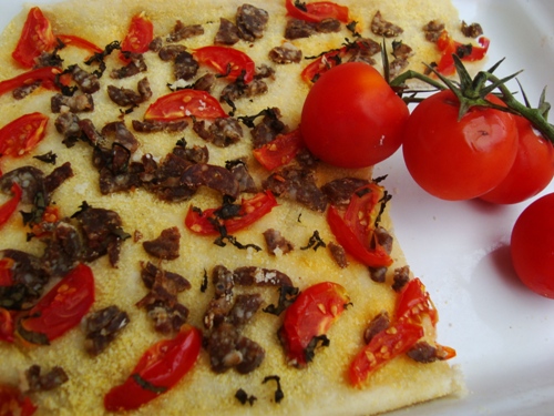 Focaccia cu carne si rosii cherry