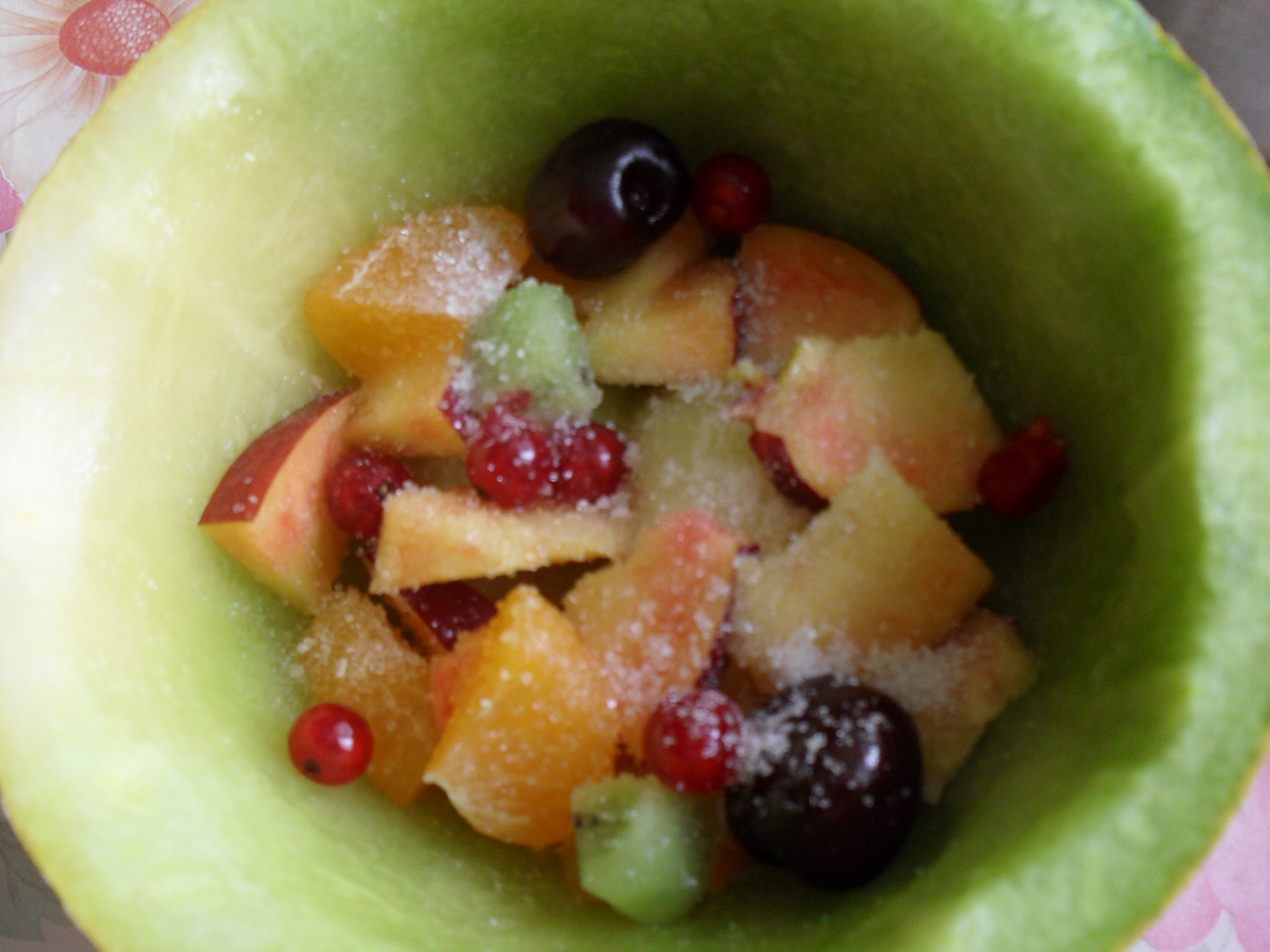 Salata de fructe in cosulet de pepene galben