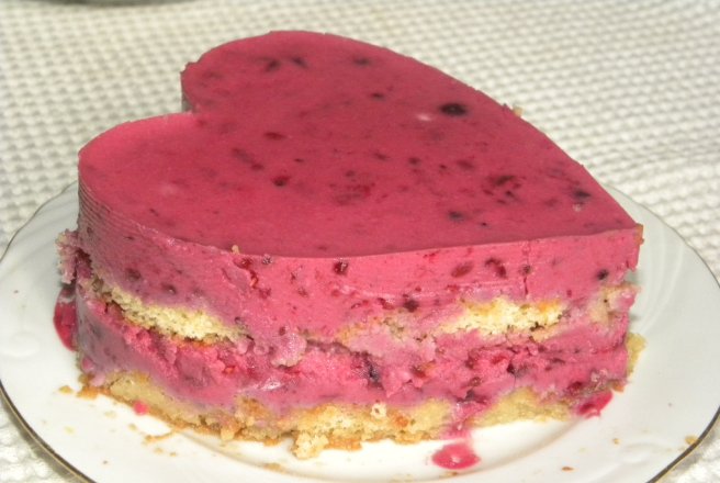 Tort cu mousse de fructe de padure