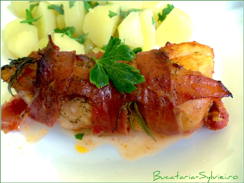 Pulpe de pui bardate in bacon