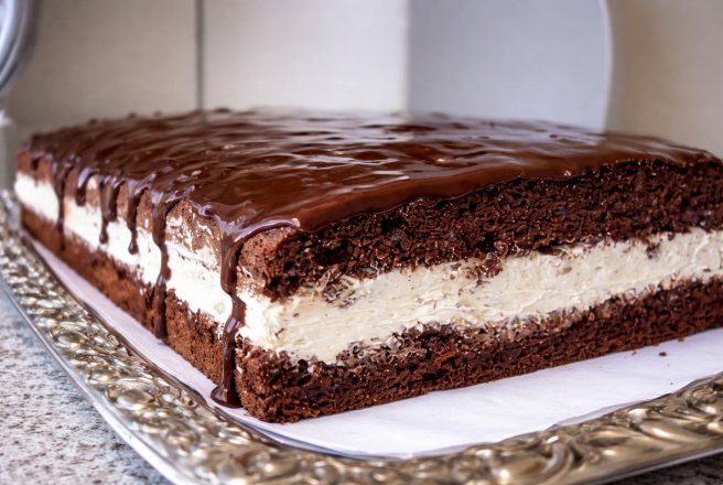 Desert prajitura cu crema de ciocolata alba