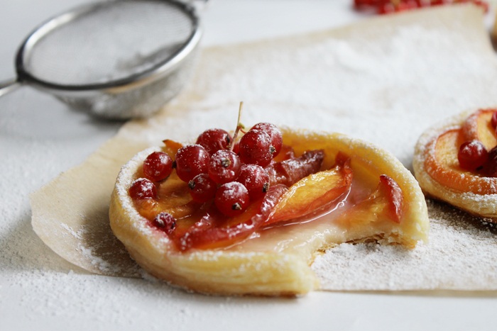 Mini-tarte din foietaj cu nectarine