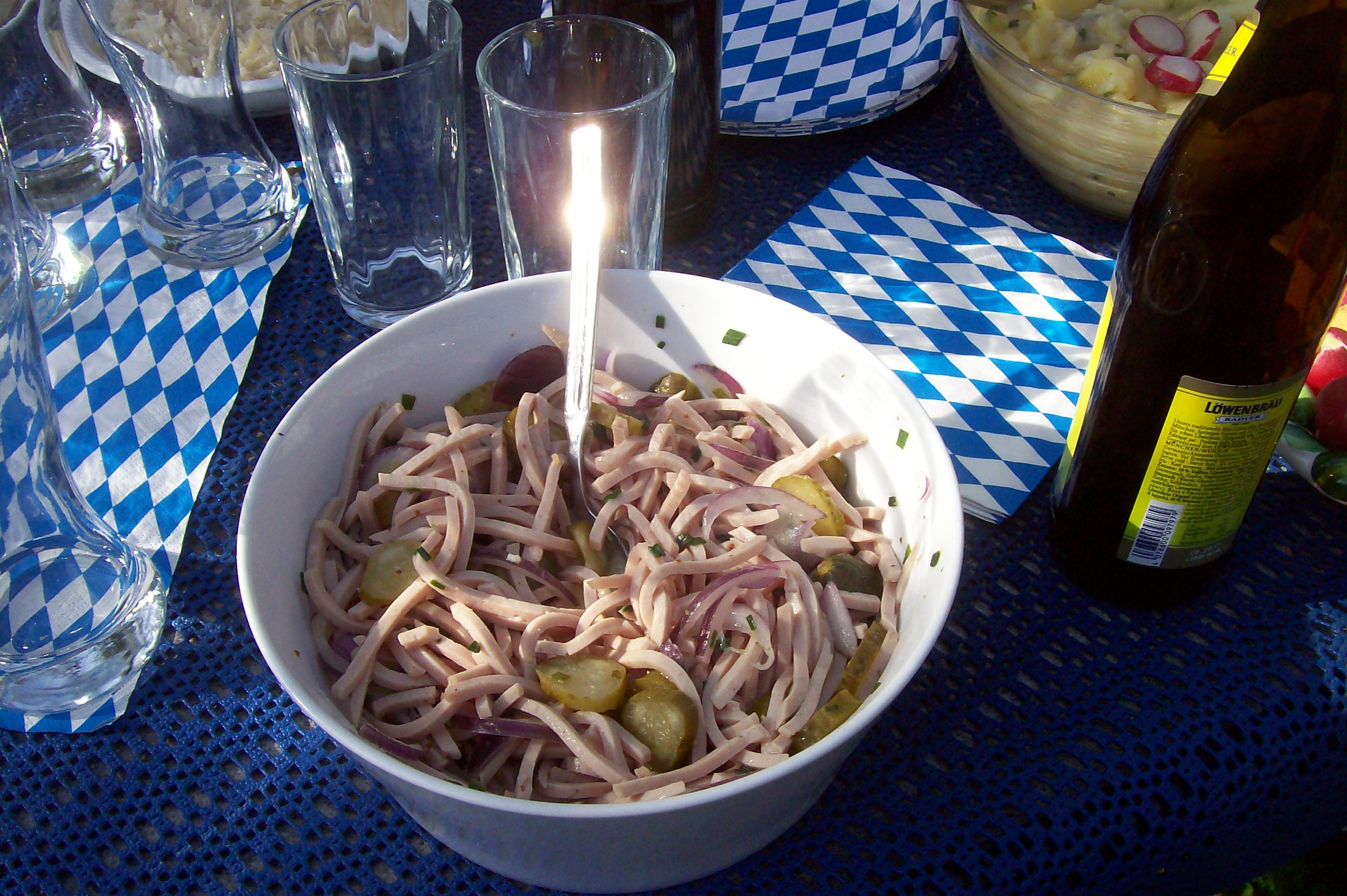 Salata bavareza de parizer si castraveti murati.