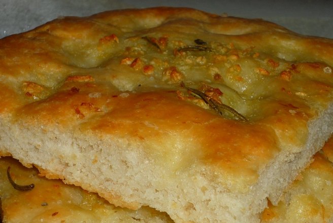 Focaccia alla genovese cu usturoi si rozmarin