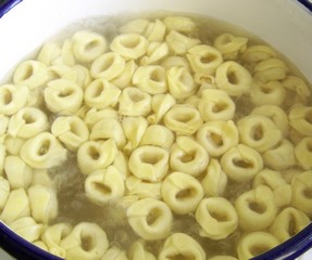 Tortellini cu sos de ardei