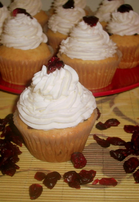 Cupcakes cu merisoare si crema de vanilie