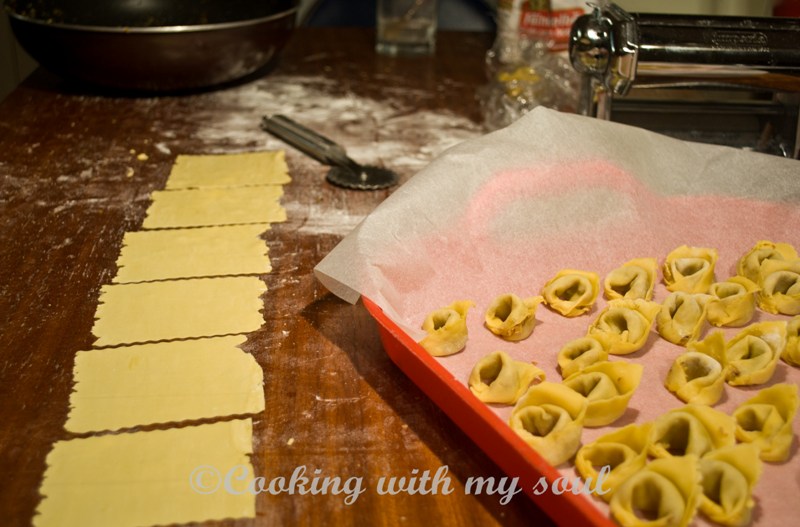 Tortellini de casa cu varza si sos de rosii