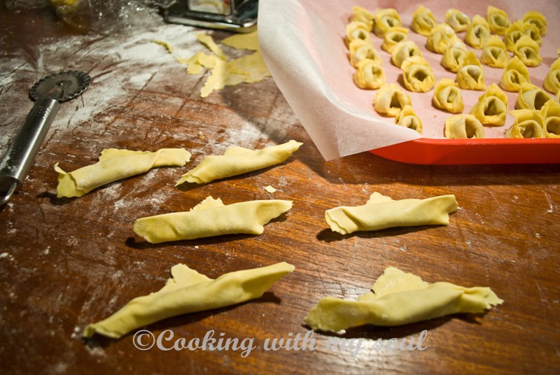 Tortellini de casa cu varza si sos de rosii