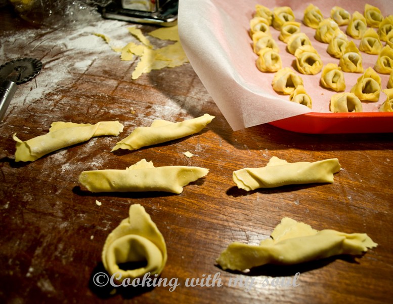 Tortellini de casa cu varza si sos de rosii