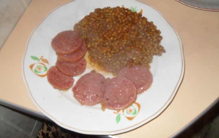 Lenticchie con sugo  e cotechino (Linte cu sos de rosii si carnati)