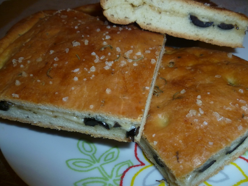 Focaccia umpluta cu ceapa si masline