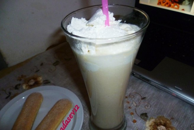 Hot Mikshake de banane cu vanilie si frisca