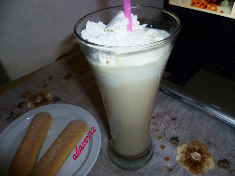 Hot Mikshake de banane cu vanilie si frisca