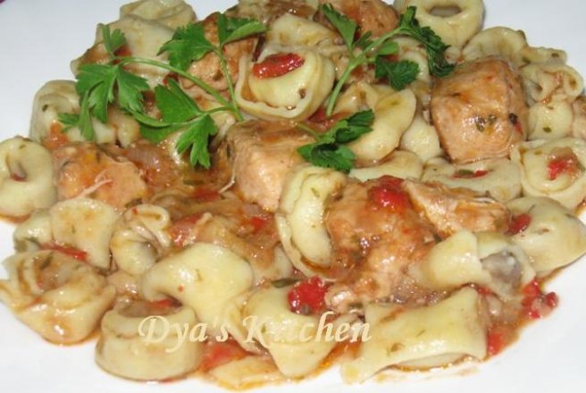 Tortellini cu piept de pui in sos picant