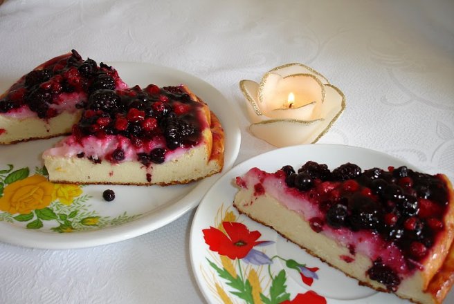 Tarta cu fructe de padure si crema de capsuni