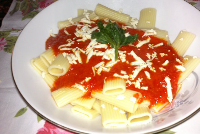 Rigatoni cu sos de ardei rosii