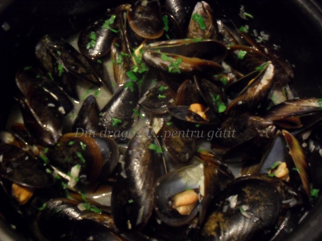 Midii marinate & Cartofi prăjiţi (Moules & Frites)