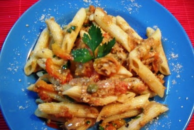 Penne cu ton, legume al dente și capere