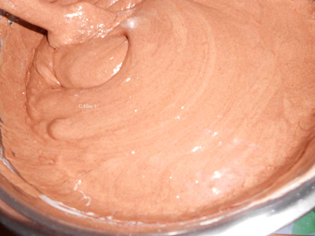 Tort cu fructe si  frosting de cacao