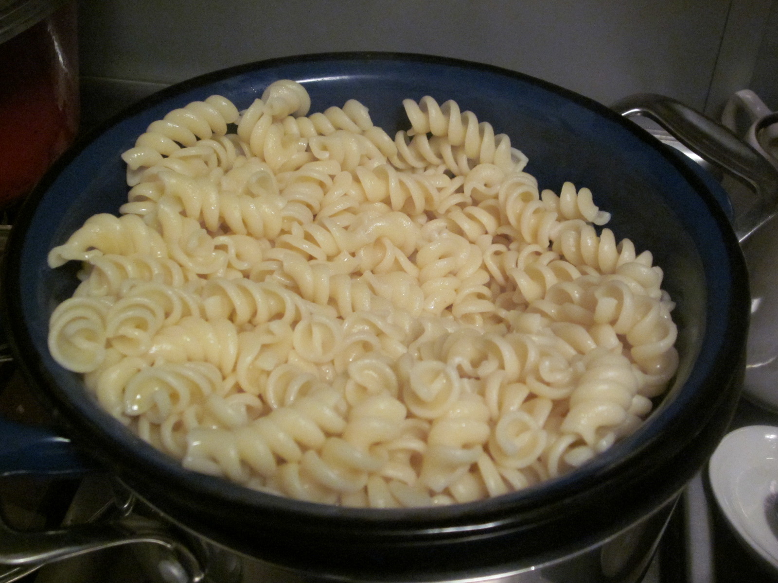 Piept de pui la gratar cu fusilli si sos tzatziki