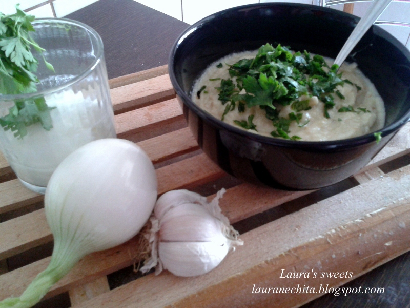 Salata de vinete cu usturoi, iaurt si patrunjel verde