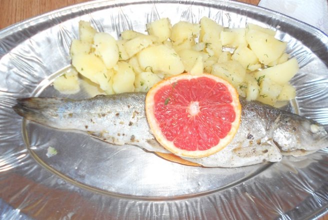 Pastrav cu rosii si grapefruit la gratar