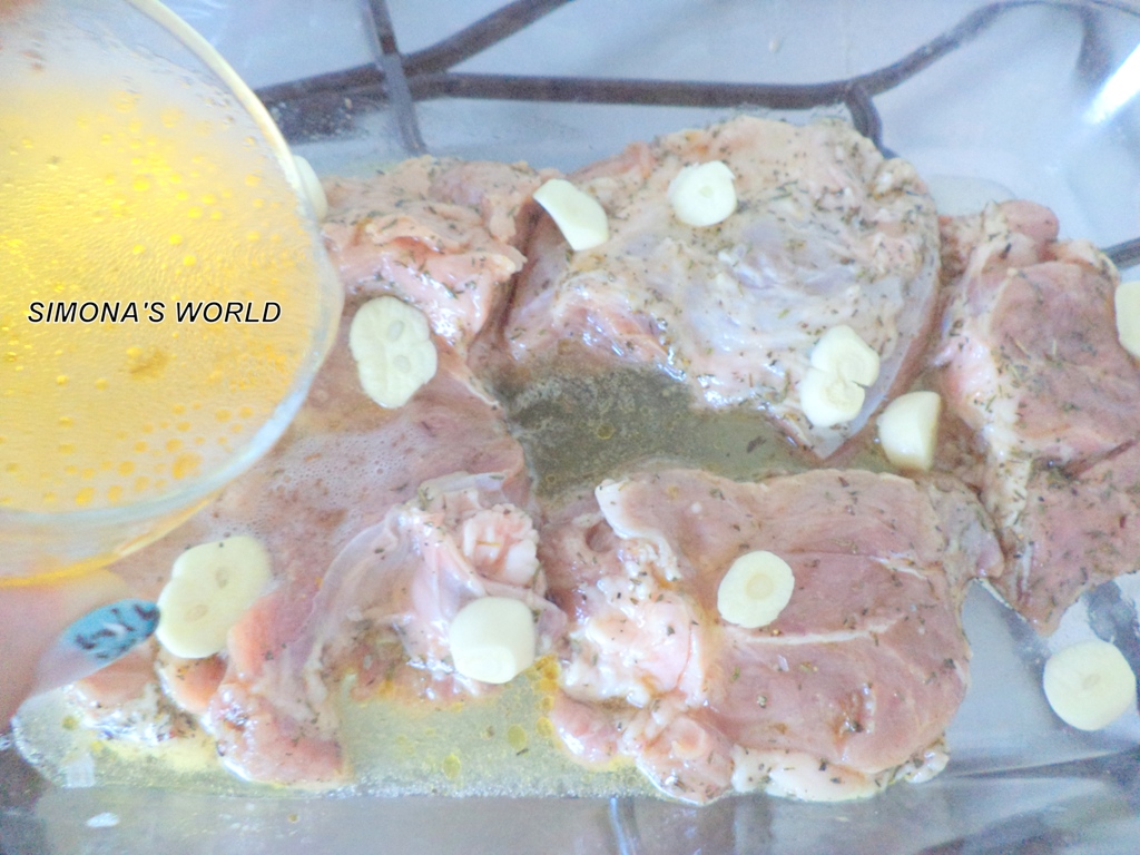 Ceafa de porc aromata in bere, cu varza calita