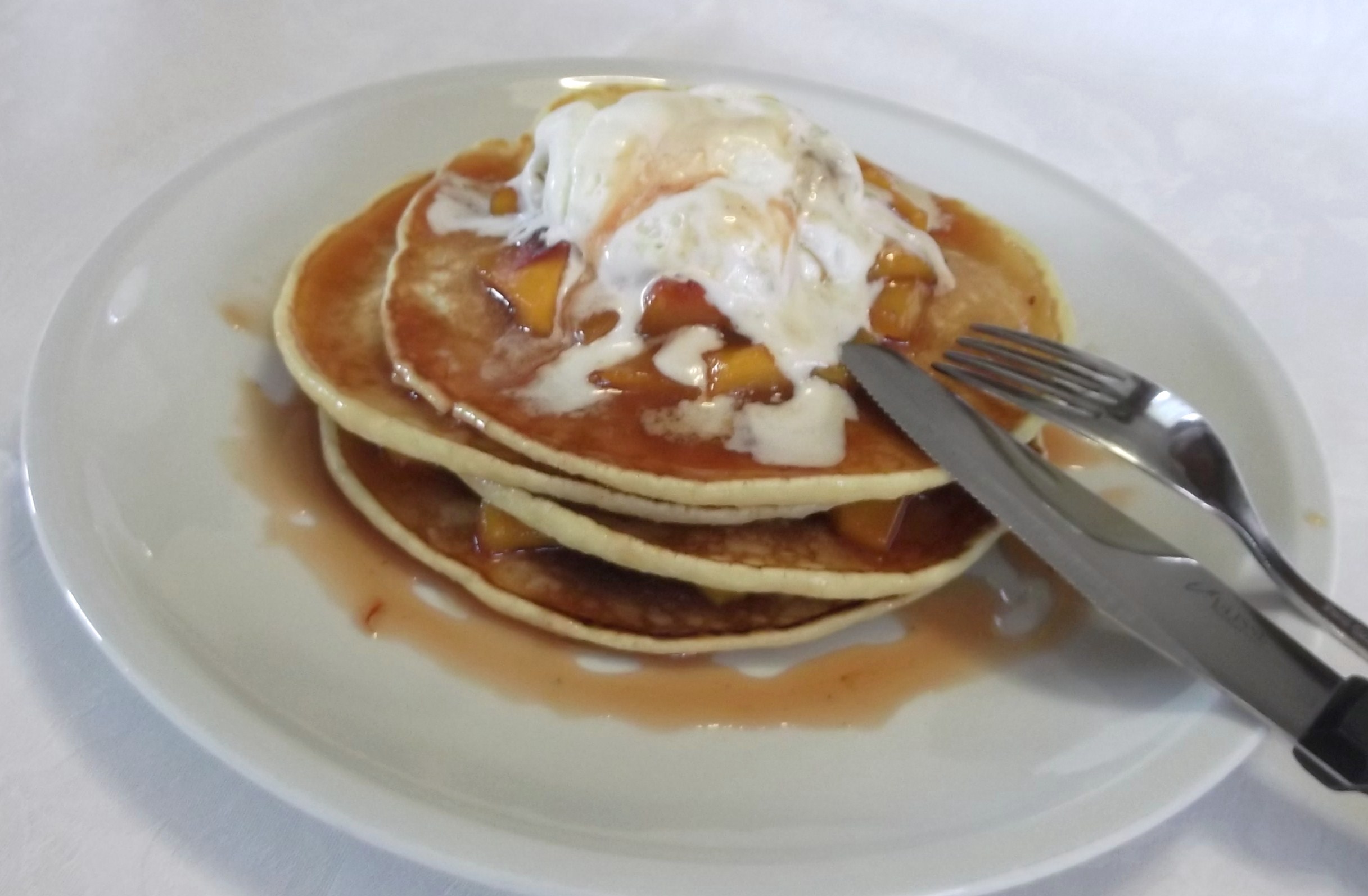 Pancakes cu piersici caramelate si inghetata..