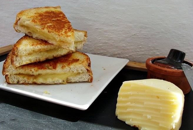 Sandvis prajit cu cascaval (Grilled cheese sandwich)