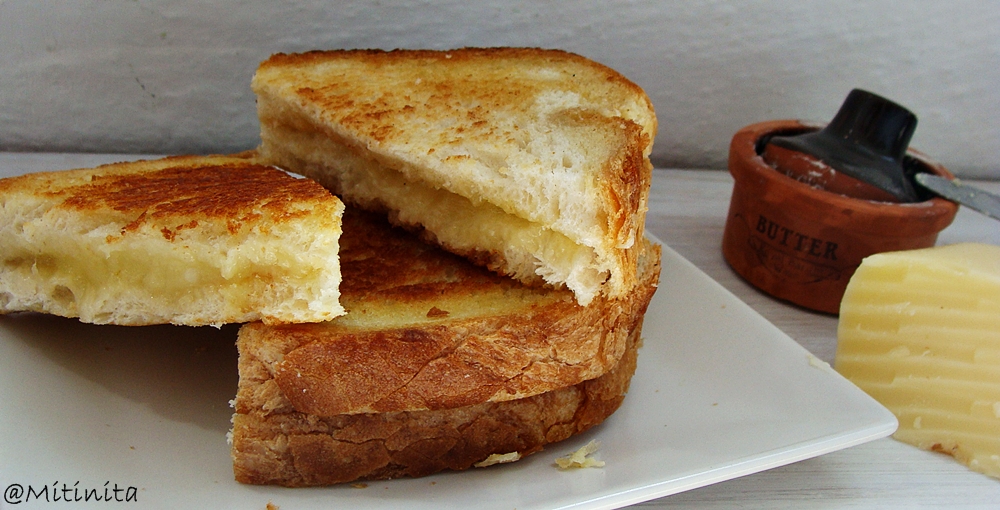 Sandvis prajit cu cascaval (Grilled cheese sandwich)