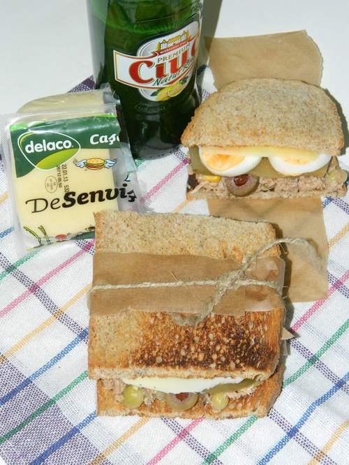 Sandwich cu ton