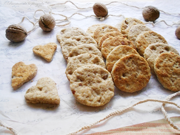 Biscuiti cu tarate, alune de padure si nuci (de post)