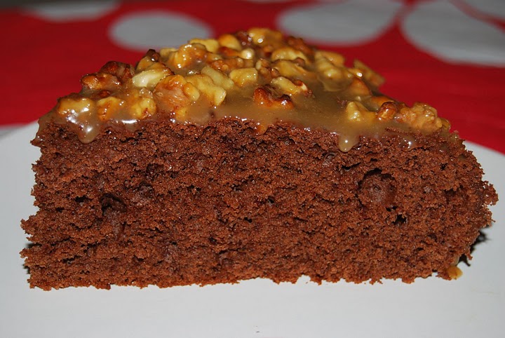 Brownie cu cioco neagra si topping de caramele si nuci