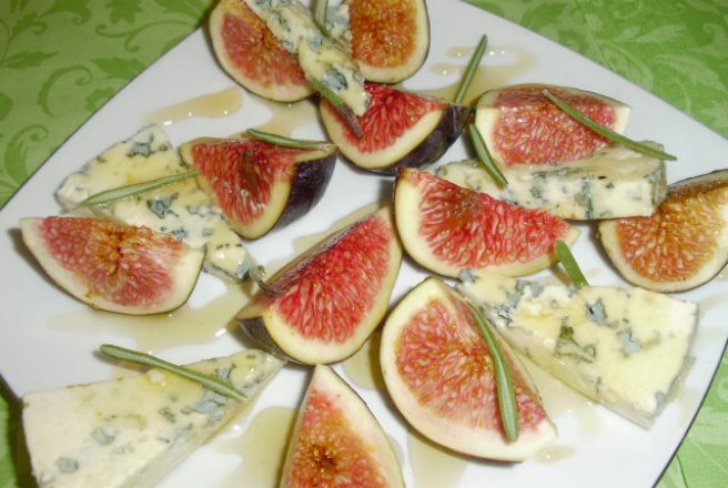 Aperitiv cu branza gorgonzola si smochine