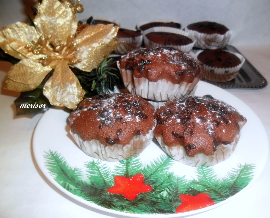 Muffins cu stafide si paiete de ciocolata