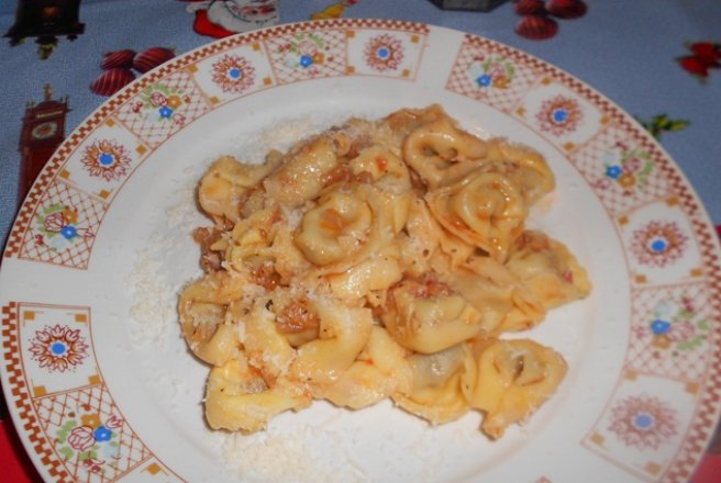 Tortellini cu carne in sos de ceapa si usturoi