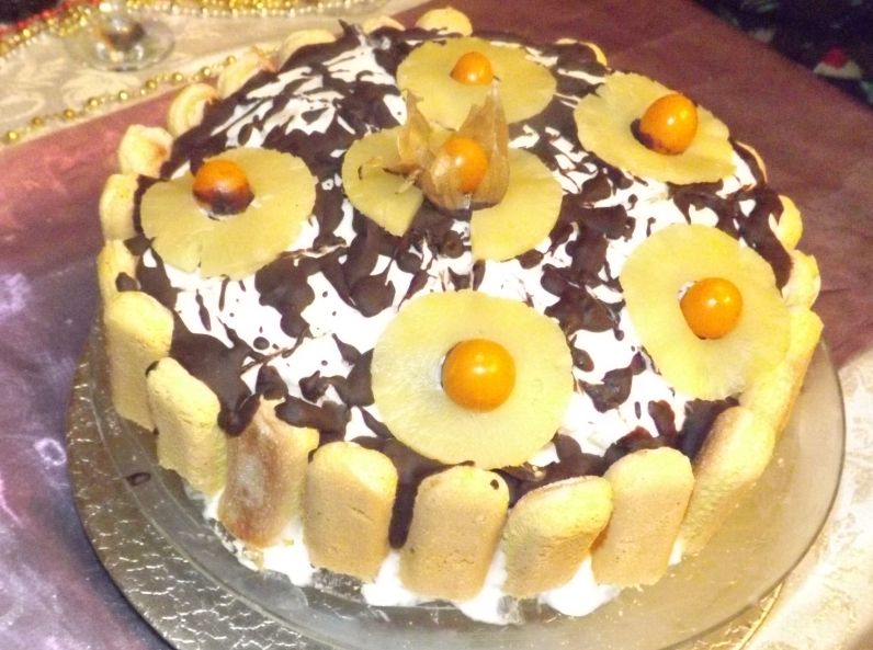 Tort cu ananas, ciocolata si physalis